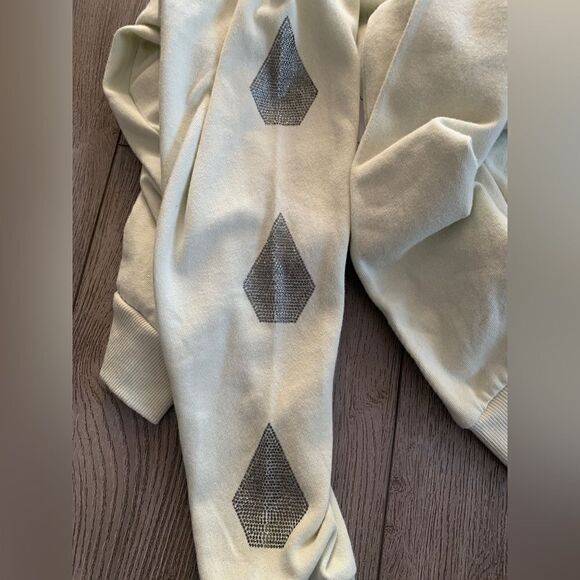 Volcom girls sweater very soft and beautiful rhinestones on the sleeve - Picture 5 of 5